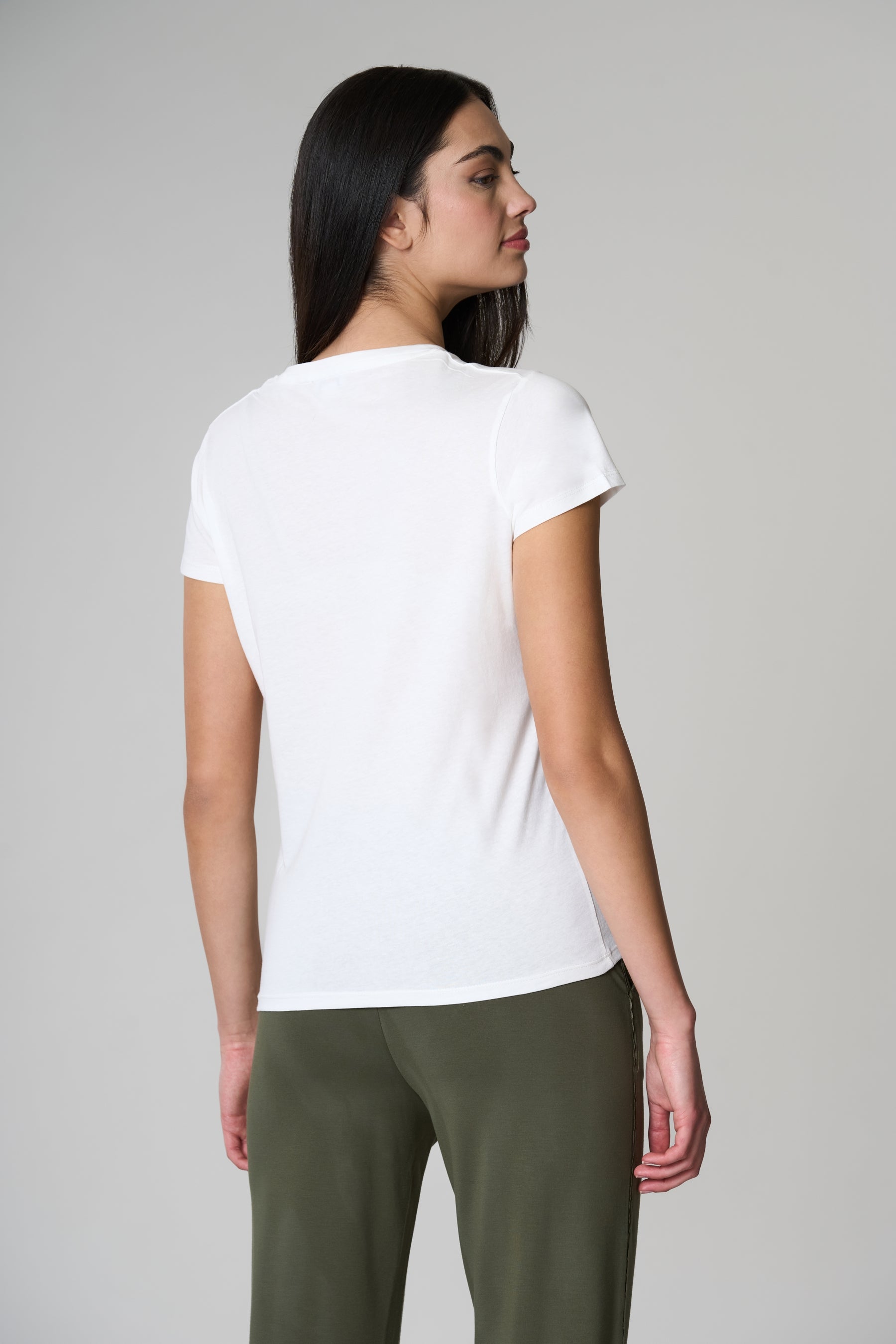 T-shirt con scollo a V a maniche corte in cotone light jersey.