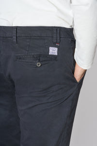 Pantalone chino in cotone stretch satin